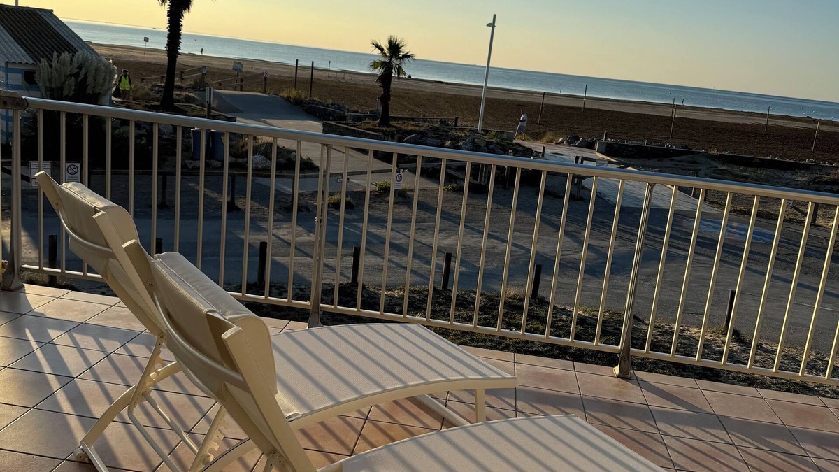 Gruissan Plage Ski Chalet | MAGNIFICENT CHALET FRONT DE MER ' LE GRAND LARGE '