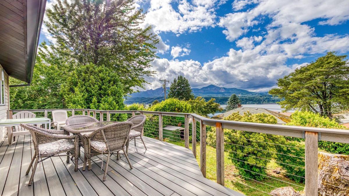 Cascade Locks Apartment | Magnificent Dog-Friendly Home w/Lake & Mountain Views from the Large Deck