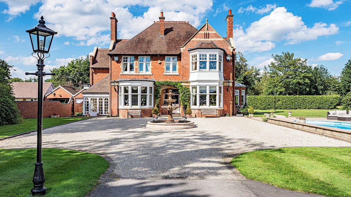 Lapworth House | Magnificent Edwardian Property with swimming pool or hot tub set in 3.5 acres