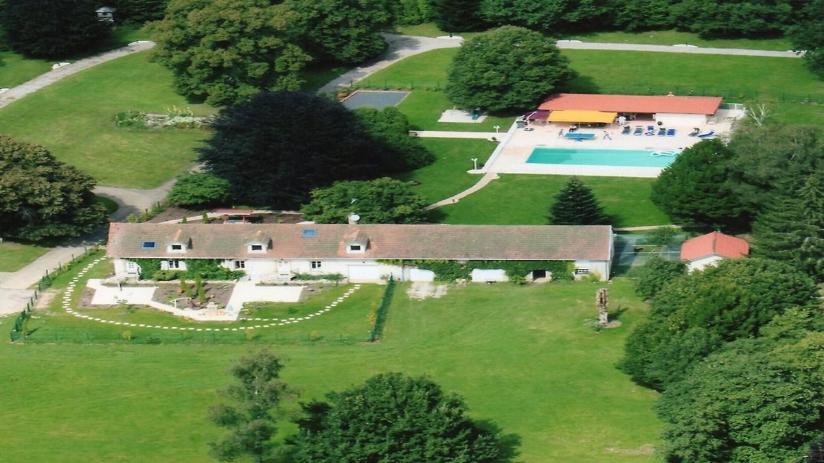 Jeanmenil House | Magnificent estate with swimming pool and private park for 18 people.