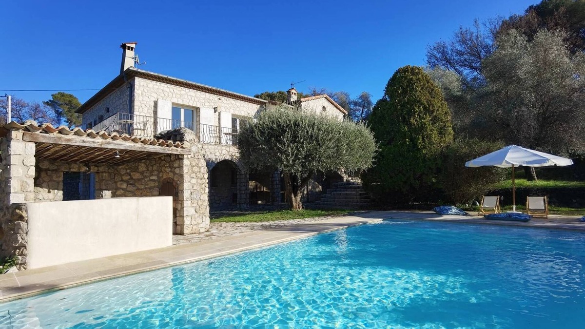 Les Maillans House | Magnificent villa bathed in sun and surrounded by pine trees and olive trees