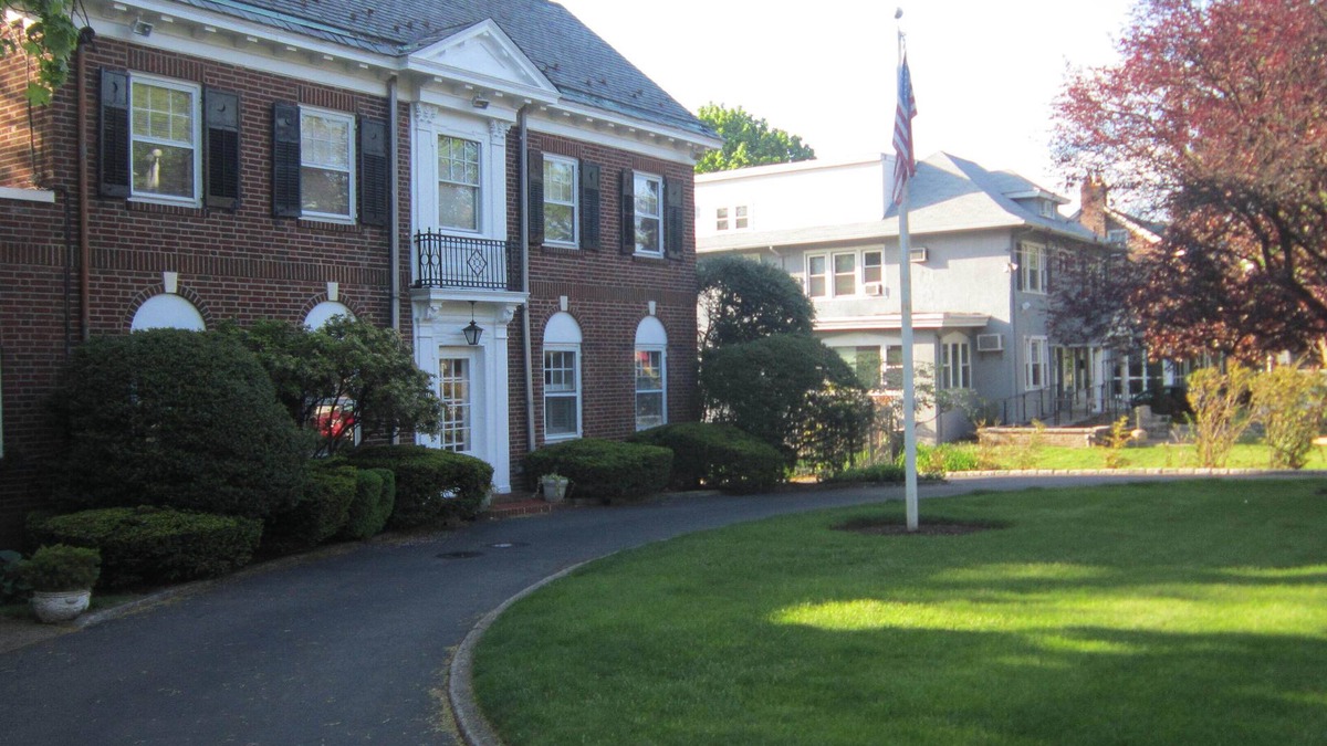 Hackensack House | Magnificent Georgian Colonial With Pool Only Seven Miles To Manhattan
