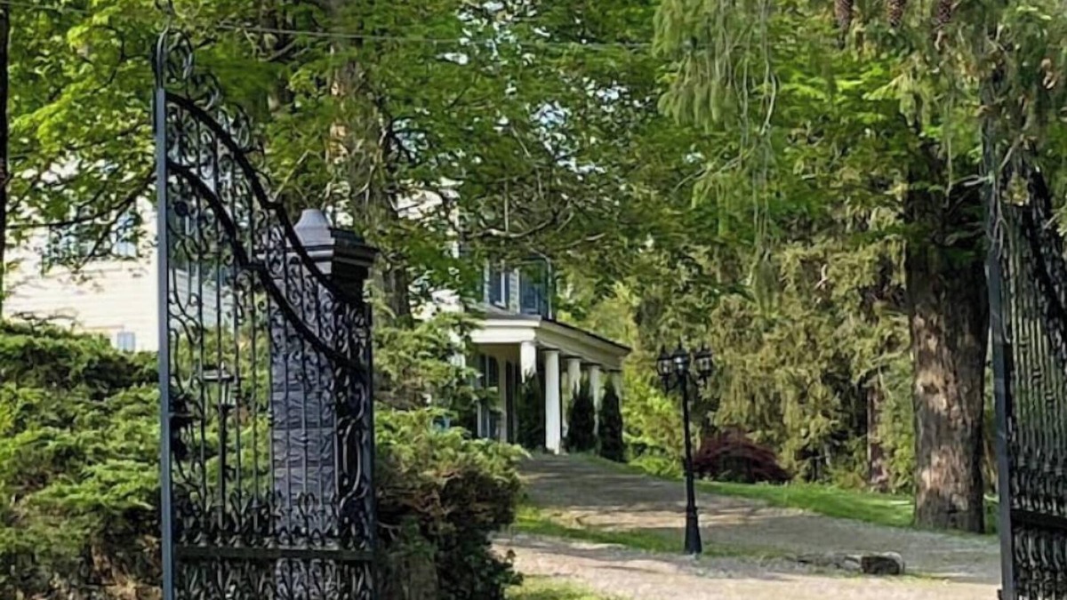 Hopewell Junction House | Magnificent historic mansion with amazing barn