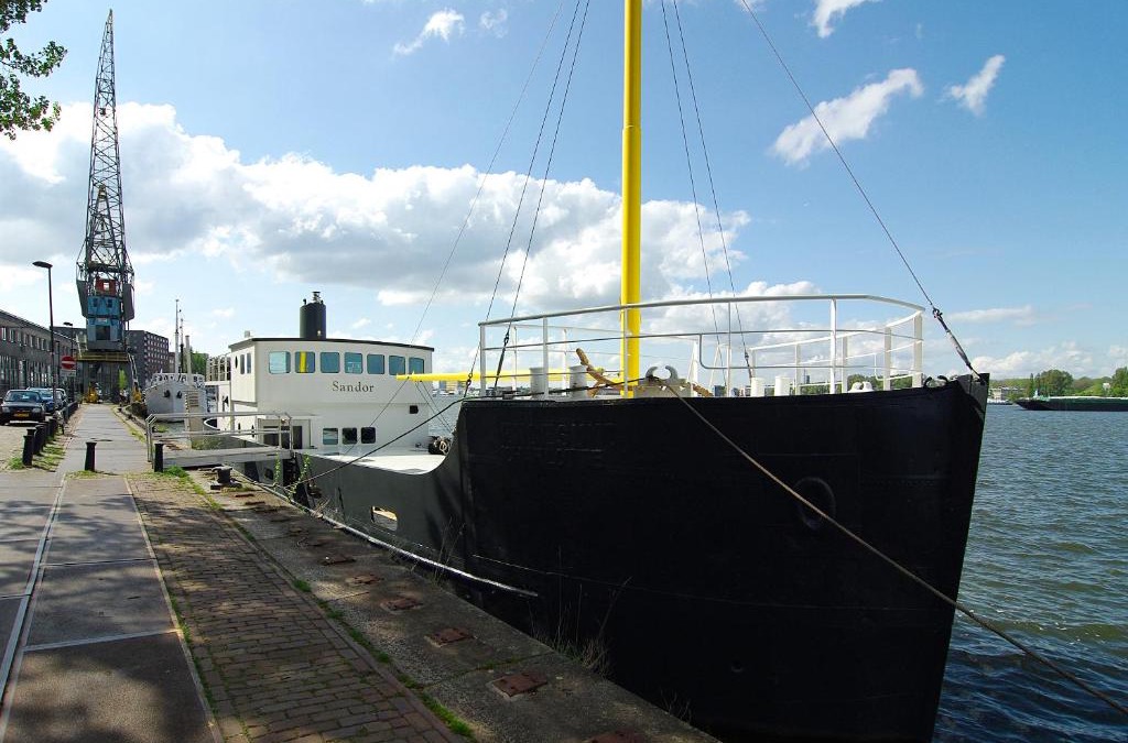 Eastern Docklands Boat Rental | Magnificent houseboat with a stunning view!