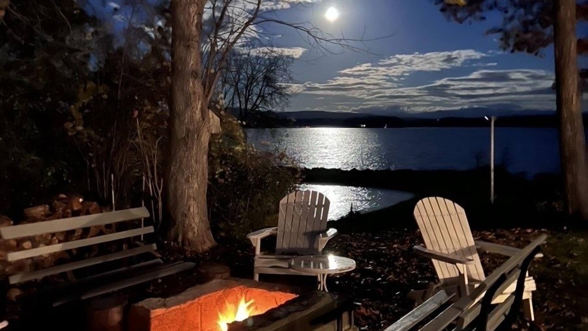 Moriah Center Cabin | Magnificent Lakefront Lodge Panoramic View Lake Champlain Kayaks/Fishing/Pk ball