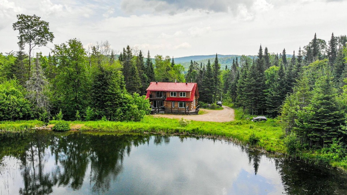 Lac-Sergent Ski Chalet | Magnificent log cabin located less than 30 minutes from Quebec.