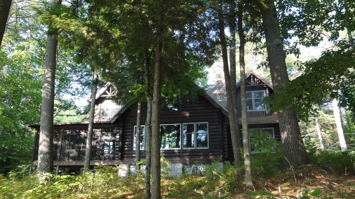 Raymond House | Magnificent Log Home on Lake