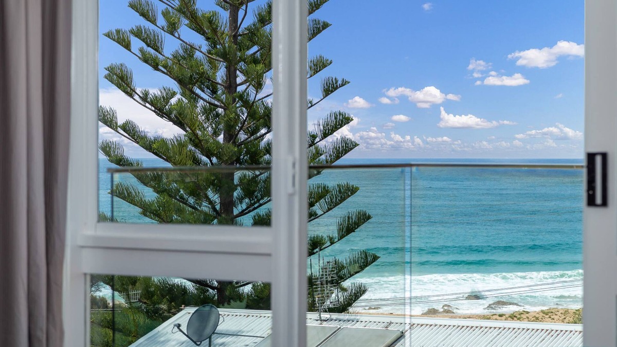 Malua Bay House | Magnificent Malua Views | Walk to Beach, WiFi