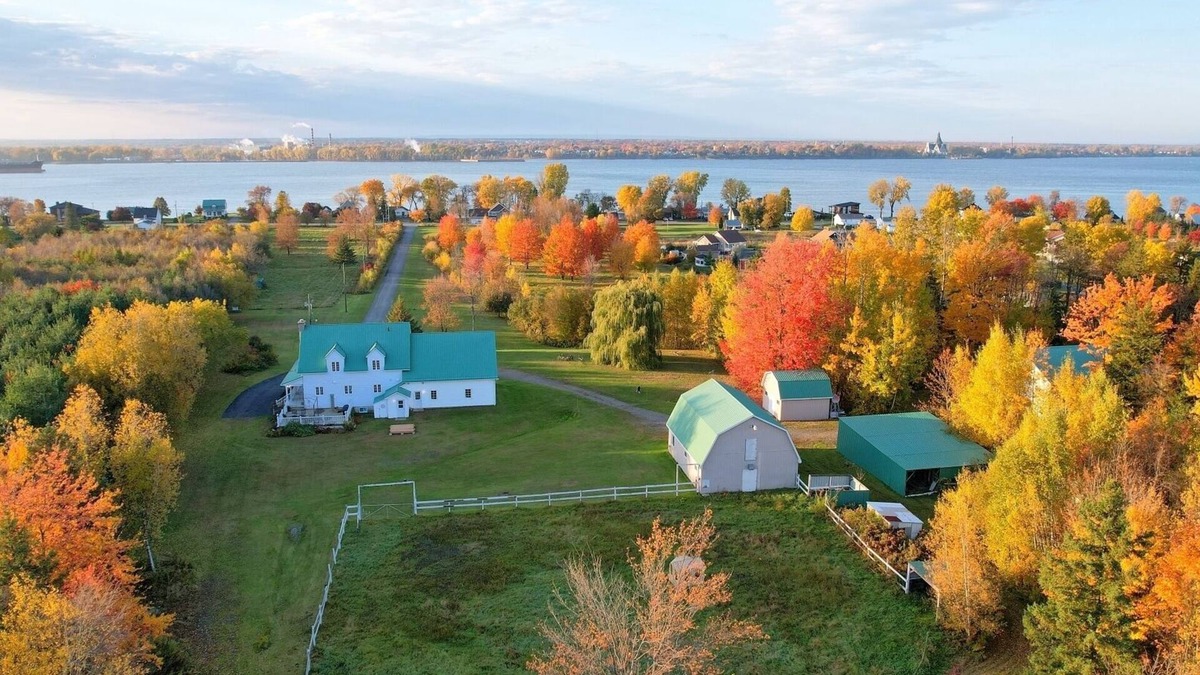 Becancour House | Magnificent Ranch-style estate with Spa, game room. 10min from Trois-Rivieres