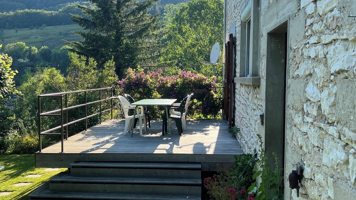 Rencurel House | Magnificent renovated stone house -1st floor 70m², 5 pers - terrace - garden