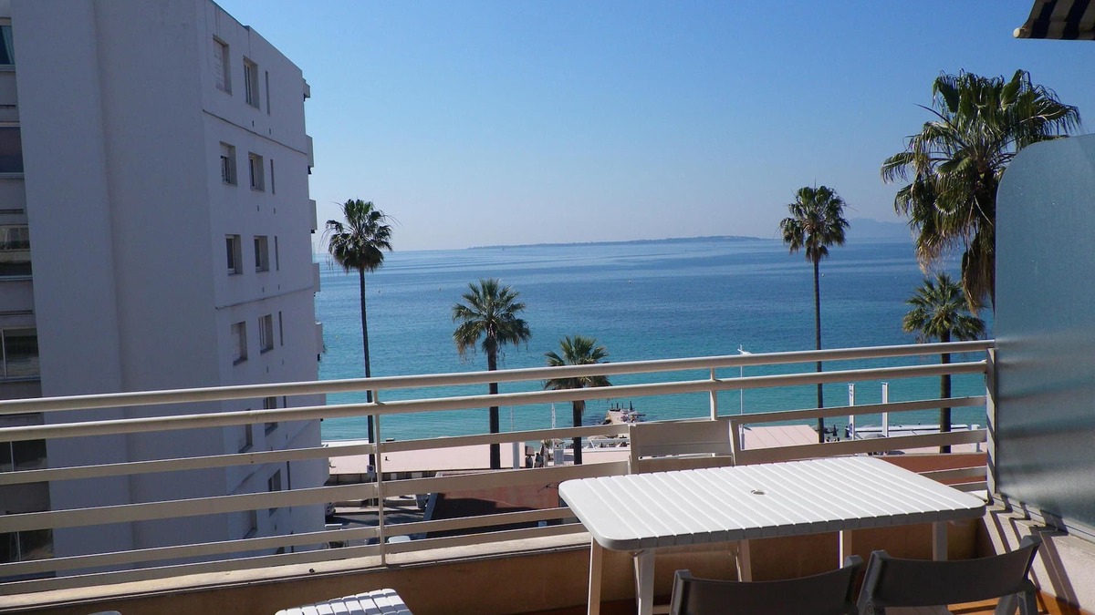 Juan-les-Pins Apartment | Magnificent sea view Comfort. Conditioning. 50 m from the beach. Wifi and Freebox