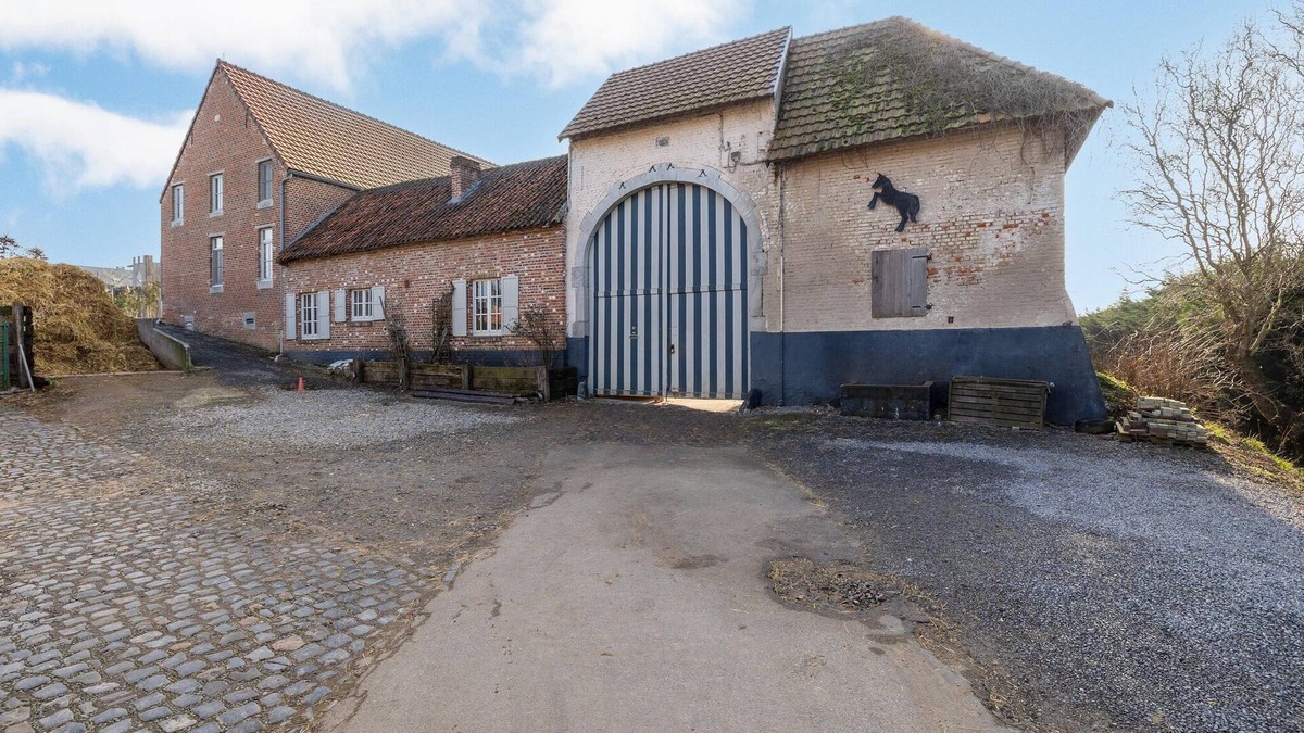 Velm House | Magnificent square farm in the beautiful blossom region