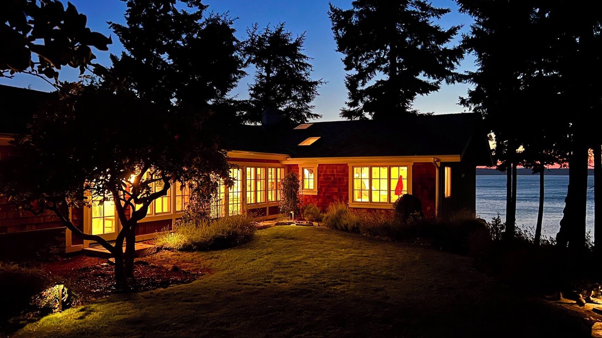 Eastsound House | Magnificent up-close WATERFRONT "SunBright Le Reve" Premier Westside Orcas