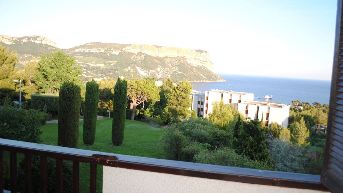 Cassis Apartment | Magnificent view of Cap Canail in quiet residence with tennis court and swimming pool