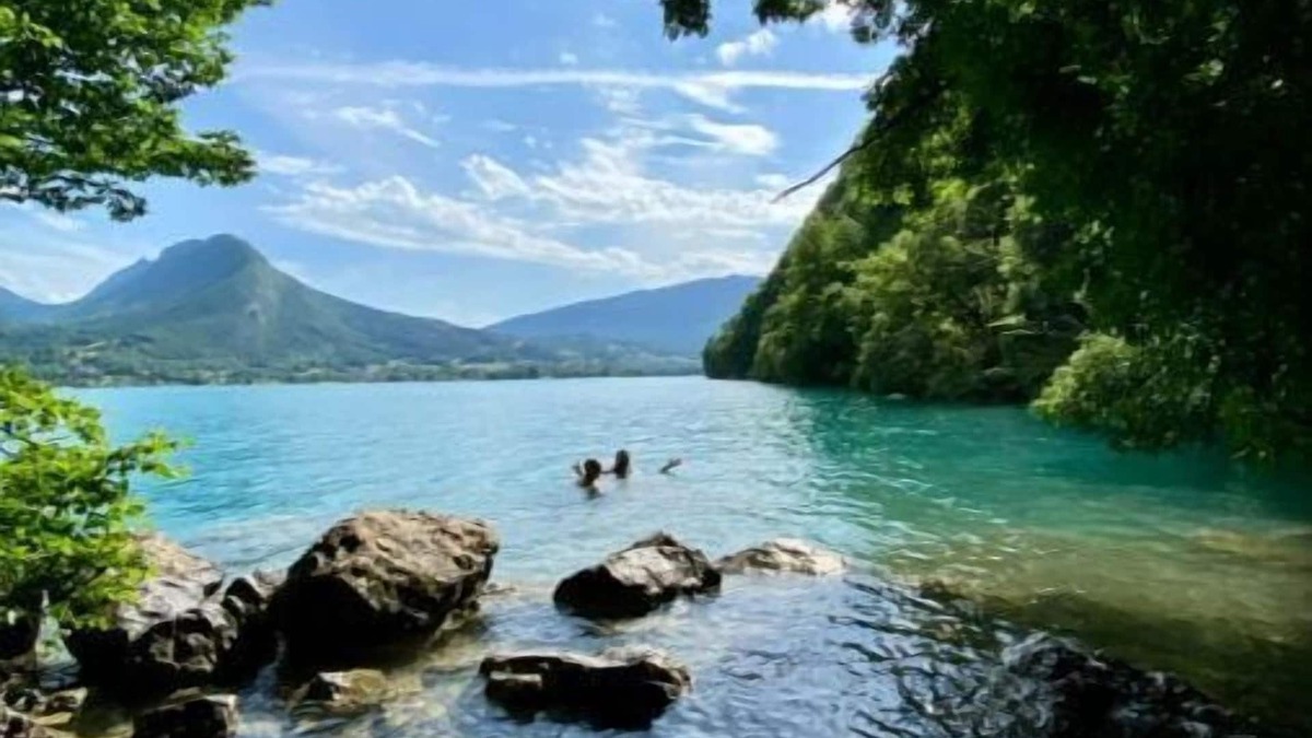 Verthier Villa | Magnificent villa in a green setting between lake and mountains