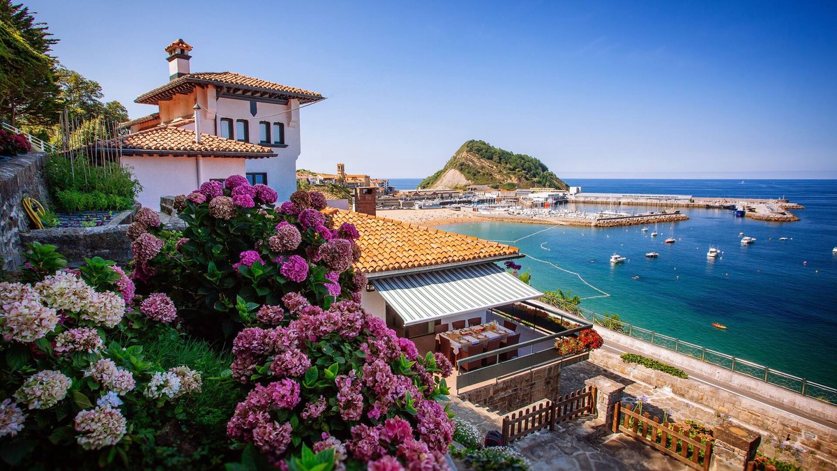 Getaria Villa | MAGNIFICENT VILLA WITH GARDEN IN FRONT OF THE SEA, FREE WIFI, LIBRARY, FIREPLACE.