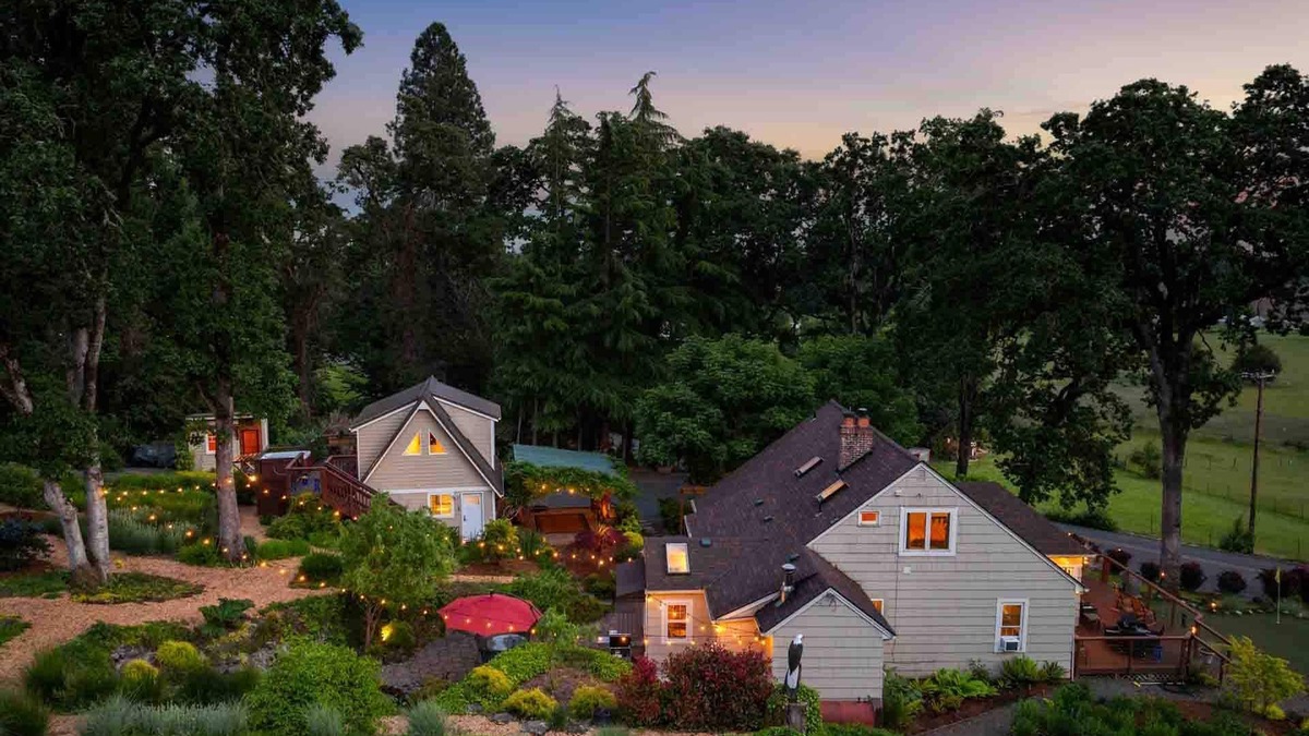 Far West House | Magnificent West Linn Escape on Two Acres, Putting Green, Hot Tub, Water Feature, 25 Min To Portland