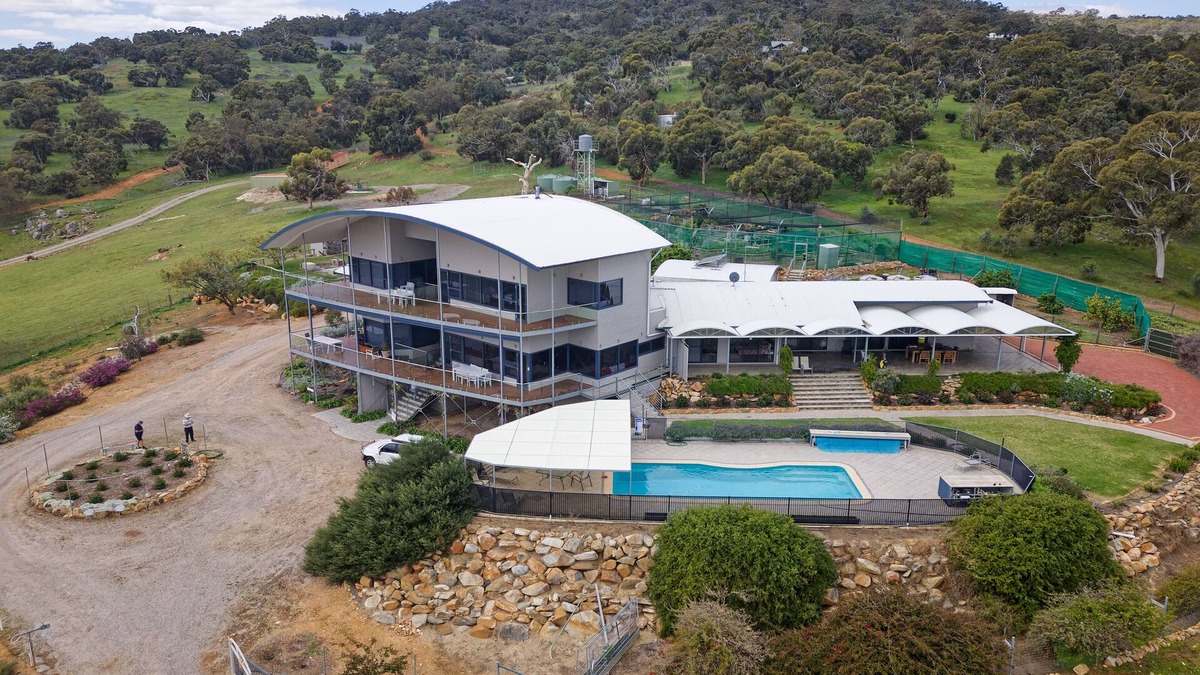 Baskerville House | Magnificient Four Bedroom Home, Amazing Views