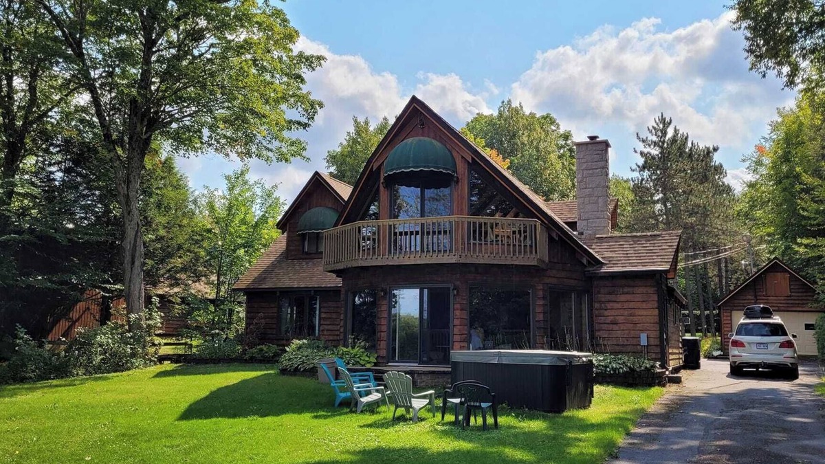 Stratford Ski Chalet | Magnifique Chalet sur le Lac, Terrain Boisé et Ruisseau, spa et Salle de jeu