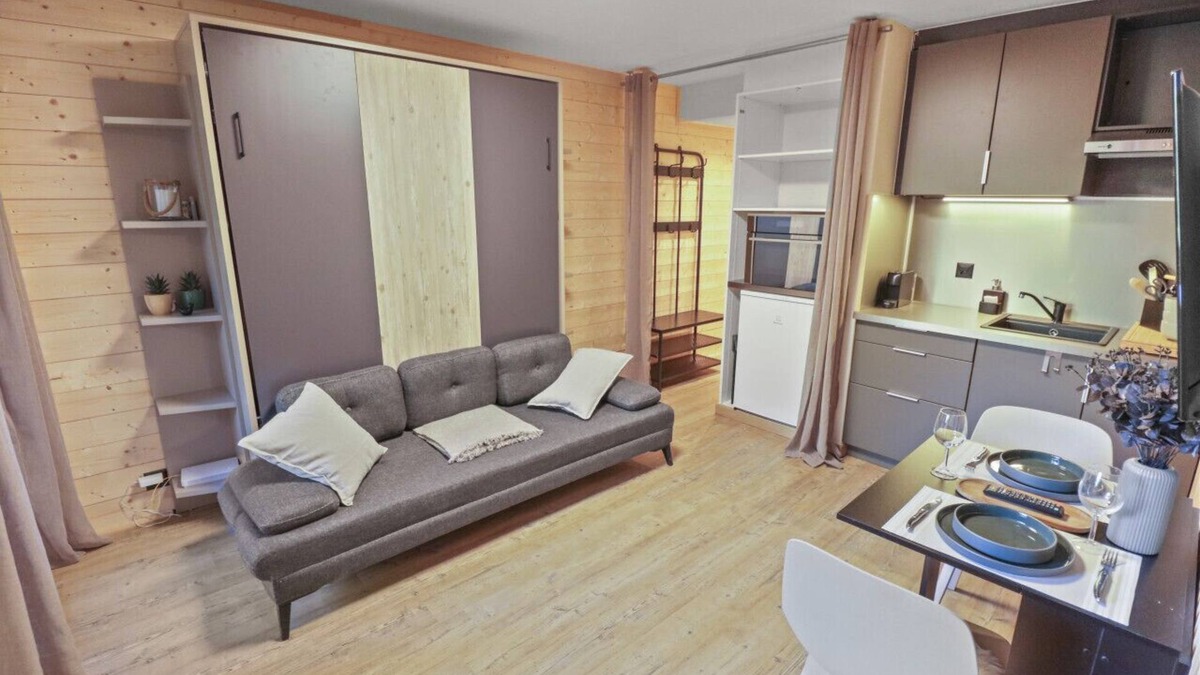 Noes Apartment | Magnifique Studio Avec Terrasse au Centre
