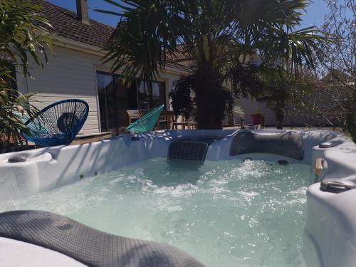 Ouistreham Villa | MAGNIFIQUE VILLA LUXE COSY POPPIES HOLIDAY - Normandie Beach Racing, Flipper, Baby-foot, SPA, Jardin Méditerranéen, Plage Riva Bella à 300m, Mer à Pied, Tout Confort, Idéale Familles & Groupes, EVJ à Ouistreham, Proche Cabourg, Week-end & Courts Séjours !