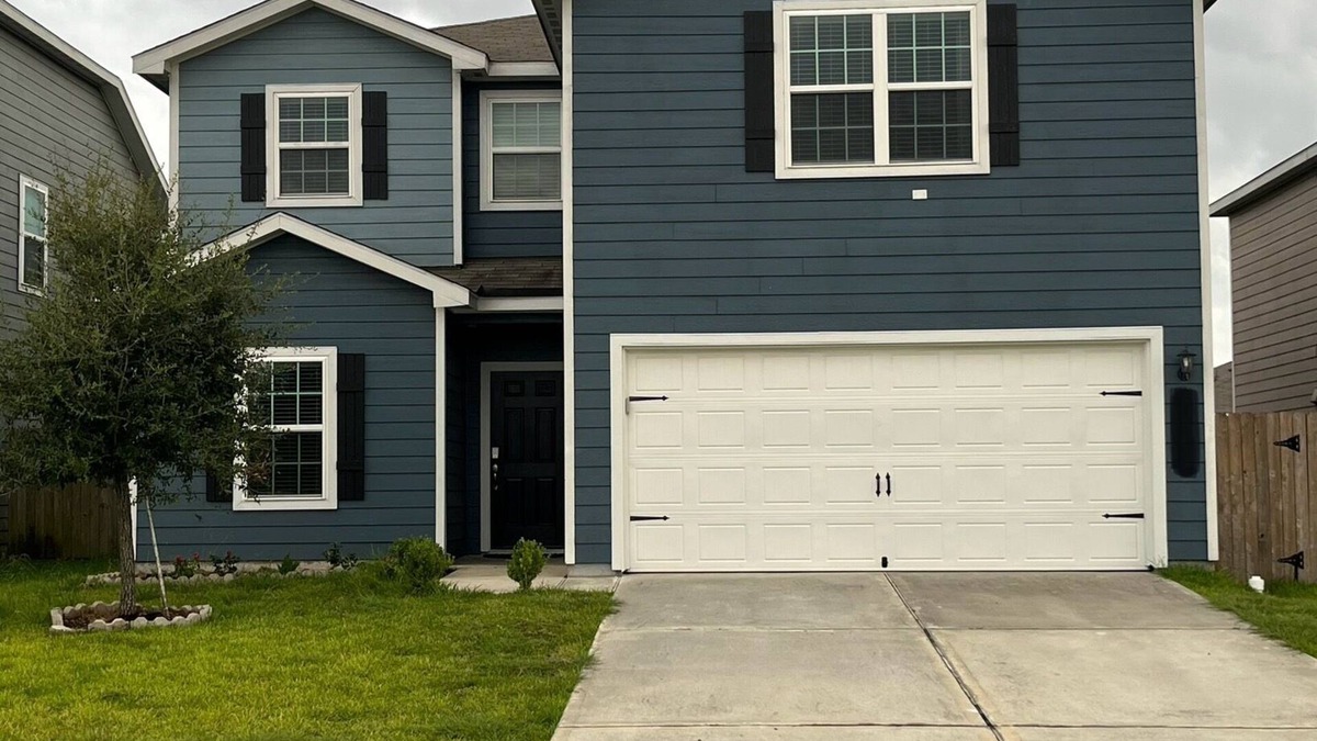 Waller County House | Magnolia Blooms: Spacious 5-BR 3.5 BA, tranquil, vibrant community.