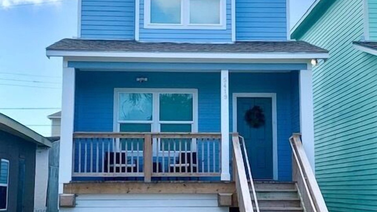 Galveston House | Magnolia By The Sea - Live Like A Local! Centrally Located to All Attractions, 4 BR/2 BA