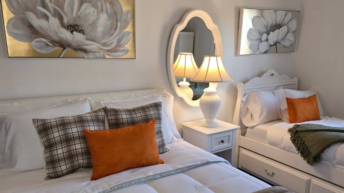 Summerfield House | MAGNOLIA Charming 2-bedroom farmhouse in lovely Summerfield, NC with AC, WiFi.