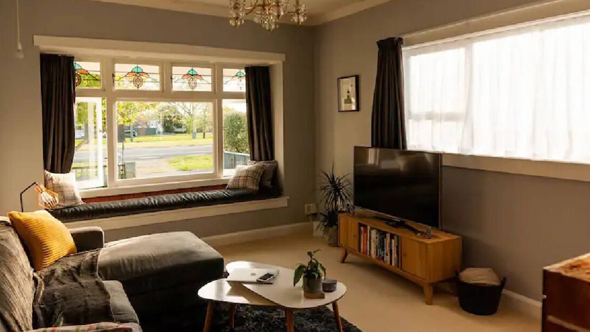 Napier House | Magnolia Cottage- cosy and stylish. Fully fenced for children and your familypet