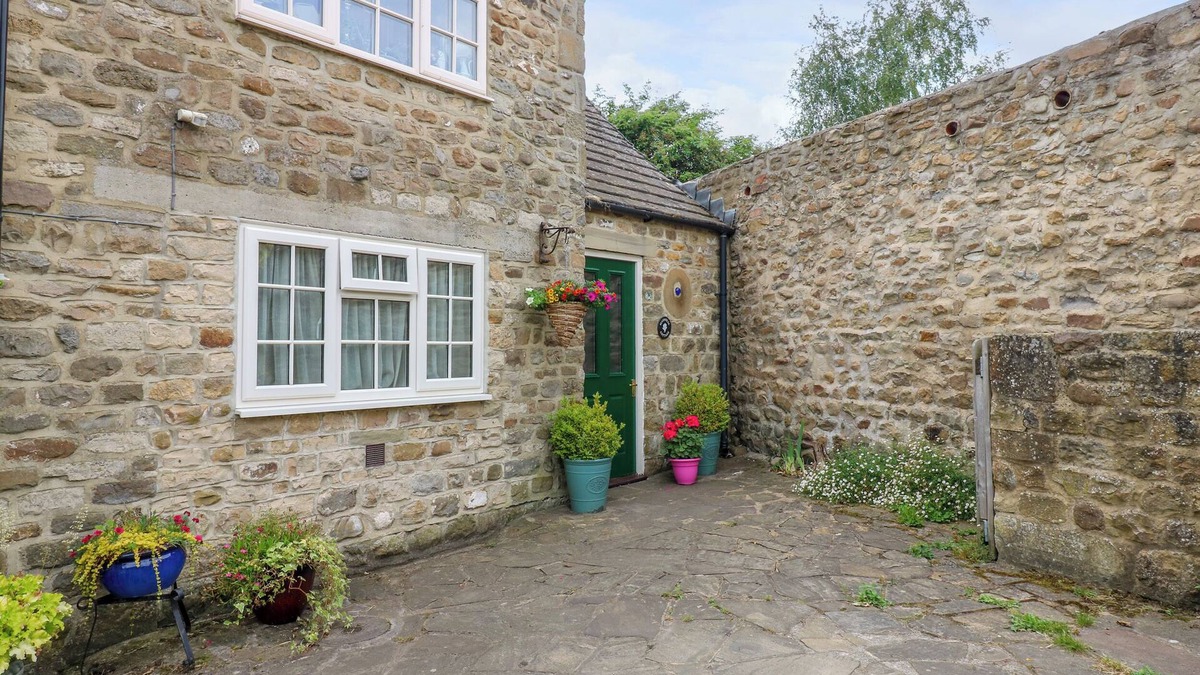 Masham Cottage | MAGNOLIA COTTAGE, family friendly, with a garden in Masham