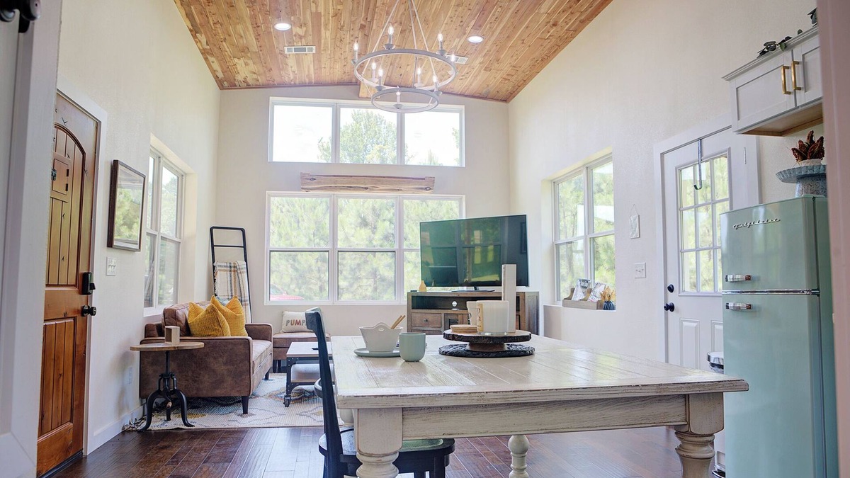 Redlick House | Magnolia Farmhouse - enjoy fresh air and Wi-Fi!