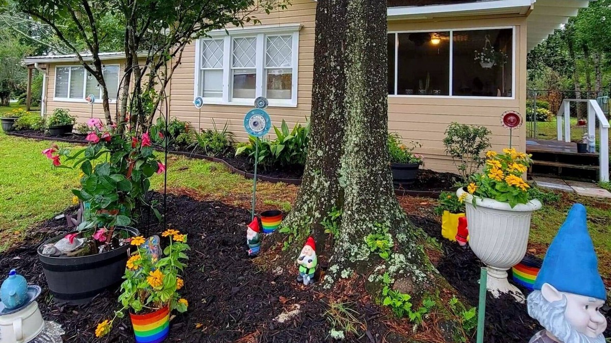 Foley House | Magnolia Gnomes and Gardens, Large Fenced yard and Pets Stay Free!