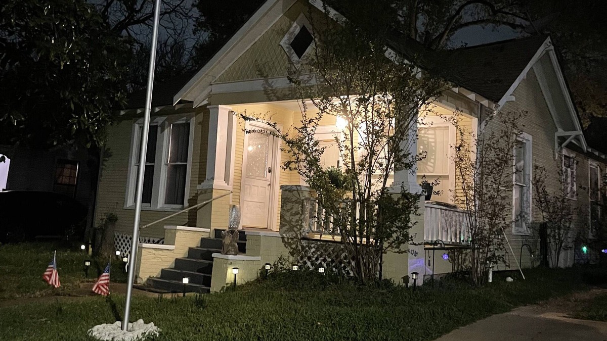 Brenham House | Magnolia House In the Heart of Downtown Brenham