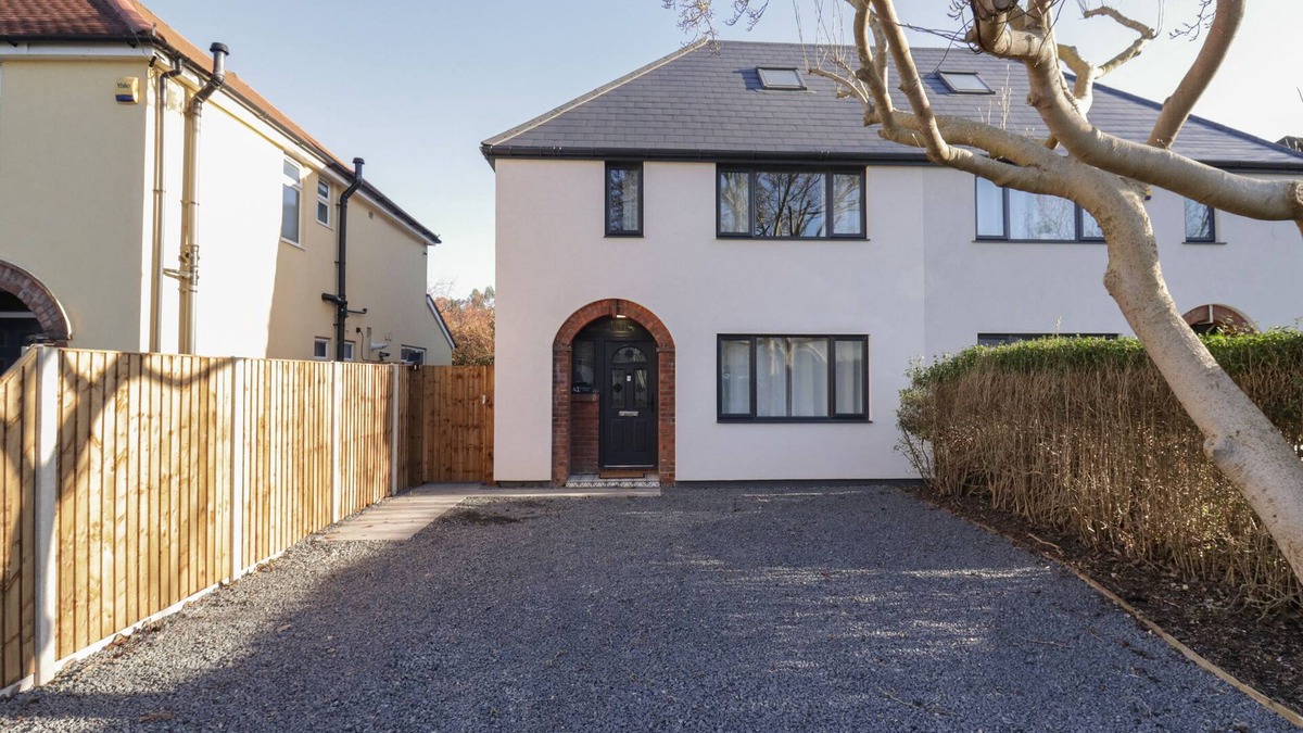 Caversham Cottage | MAGNOLIA HOUSE, pet friendly, with a garden in Caversham