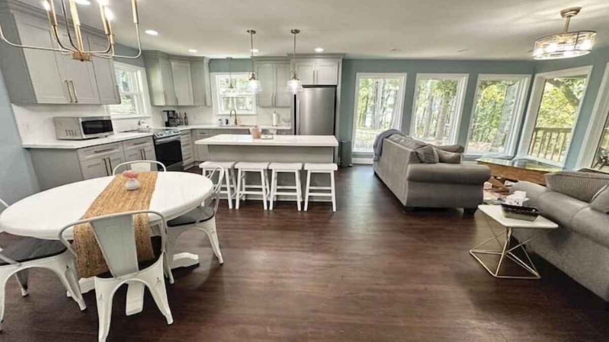 Avinger House | Magnolia Lake House