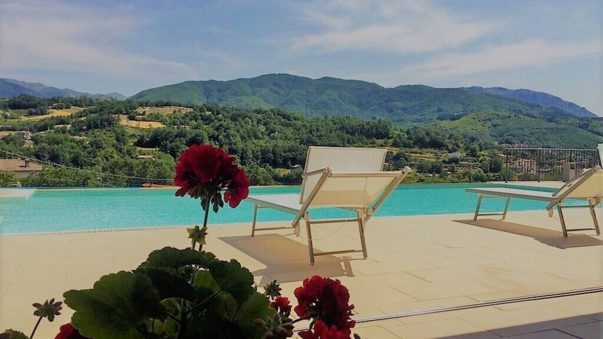 Piazza al Serchio Villa | Magnolia, luxury villa, private heated pool, WIFI, walk restaurant, chef option!