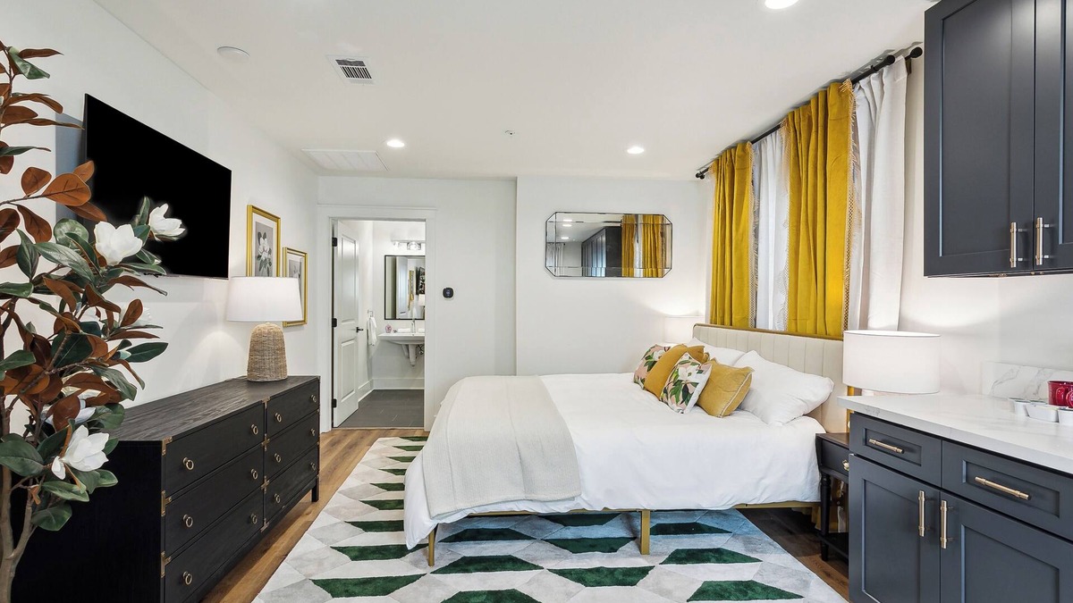 South 7th Ward Hotel | Magnolia Room at Faubourg Orleans, ADA Compliant King Bedroom with Kitchenette