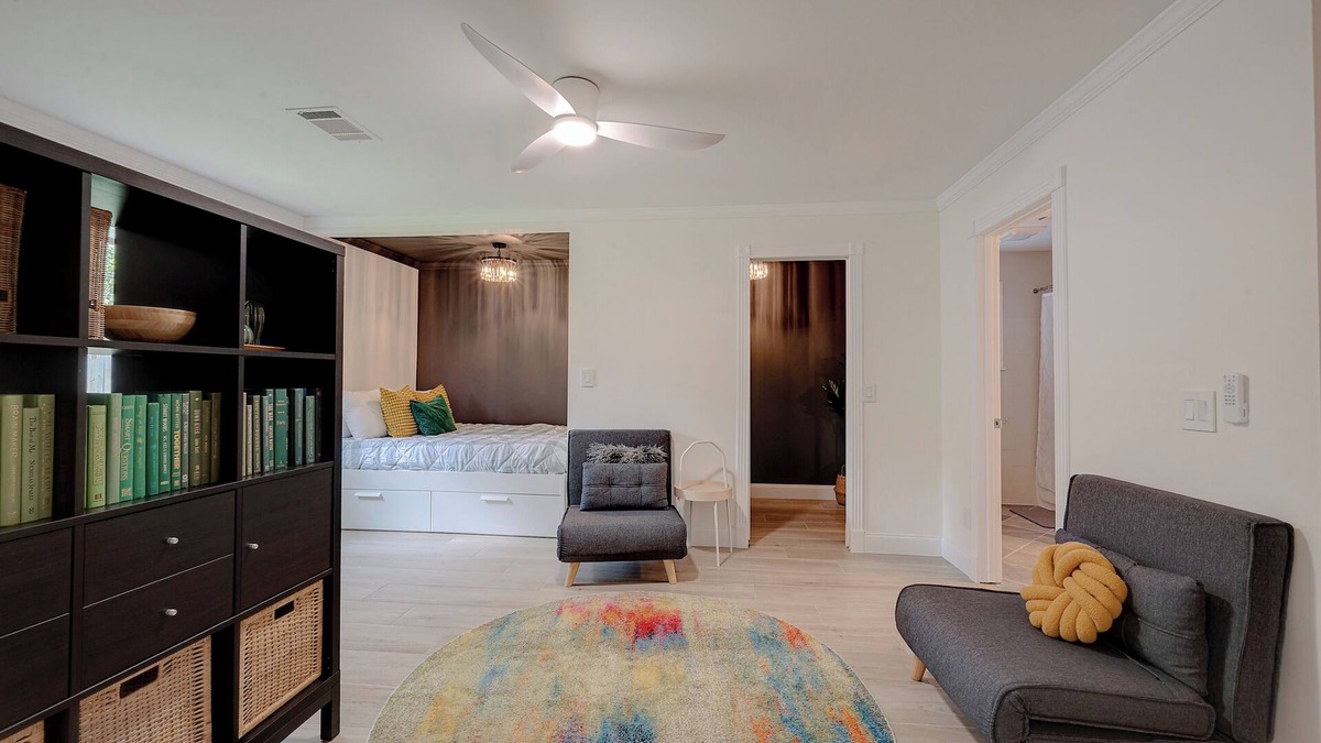 Willow Meadows/Willowbend Area Apartment | Magnolia Studio-Guest Unit