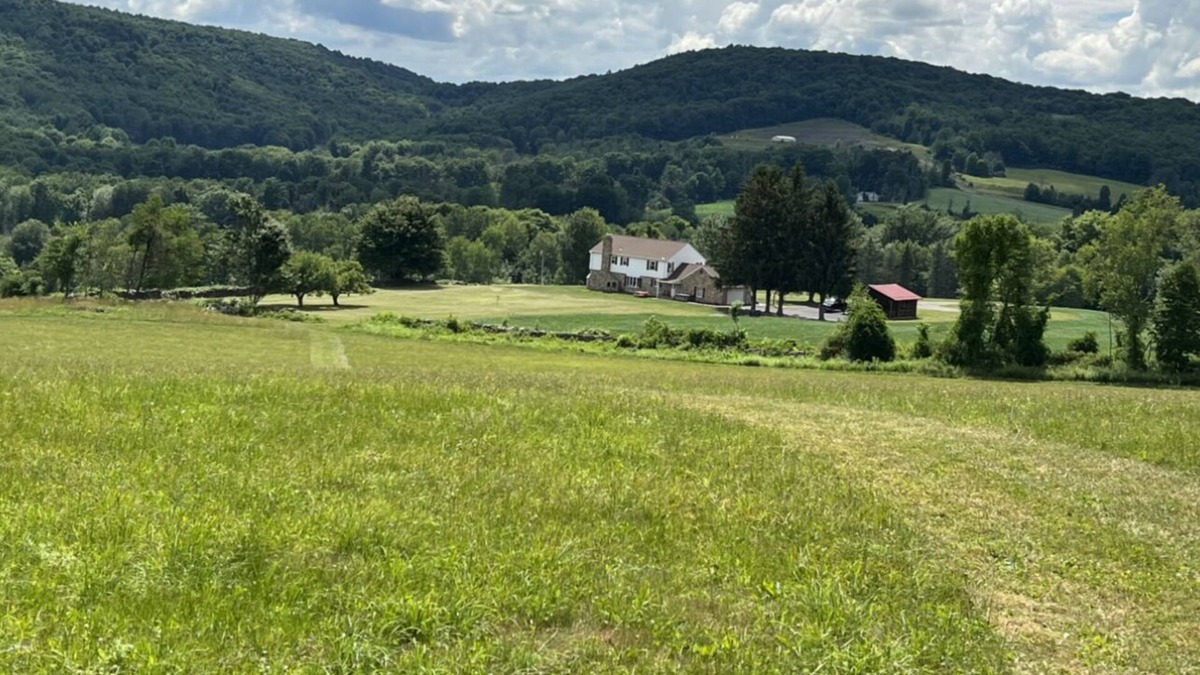 New Albany Other | Magnolia Style Farmhouse, Scenic, Spacious, Hot Tub,Fireplace,Fire Pit,Trails
