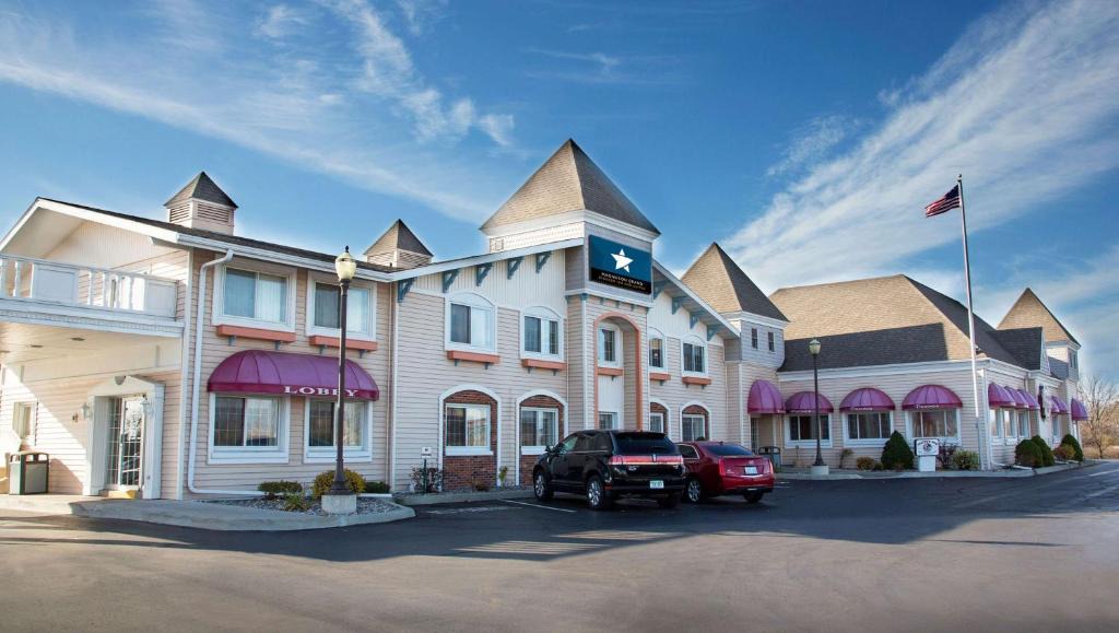 Escanaba Hotel | Magnuson Grand Pioneer Inn and Suites