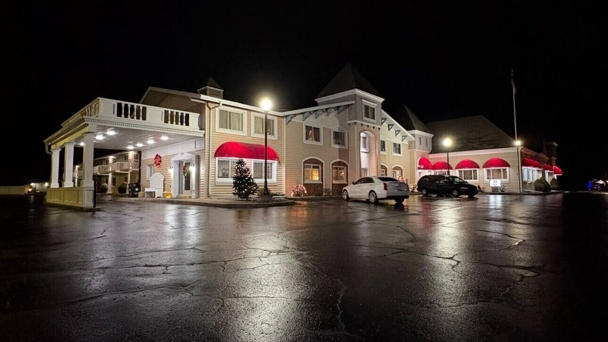 Escanaba Hotel | Magnuson Grand Pioneer Inn and Suites