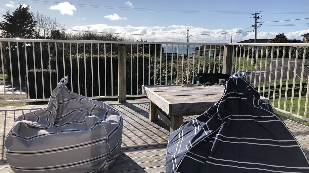 Riverton House | Magooza's Beach House - A kiwi family bach 3 minute walk to the BEACH!