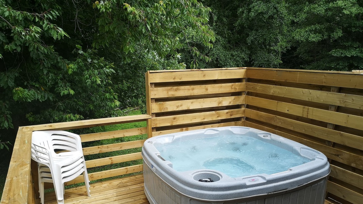 Warminster Ski Chalet | Magpie 3 HOT TUB HuntersMoon-Longleat-Warminster-Bath