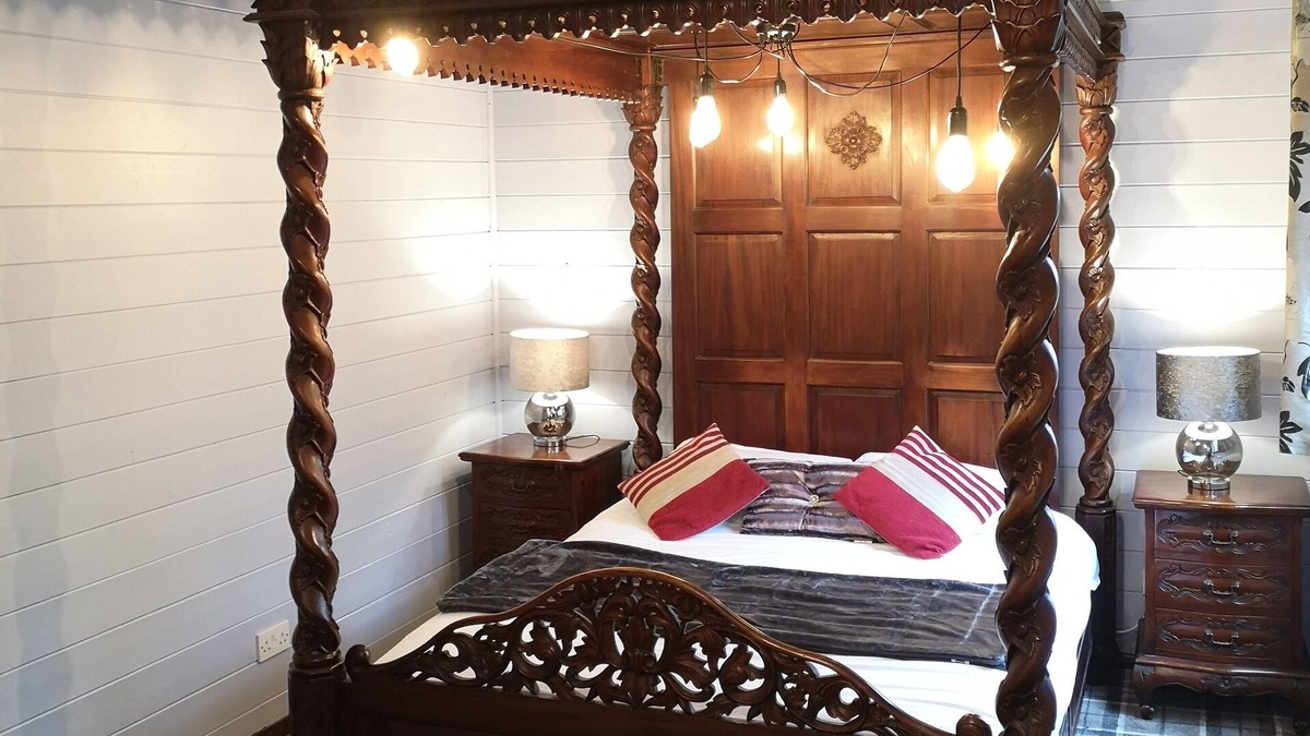Warminster Ski Chalet | Magpie 6 (Hot Tub) HuntersMoon-Warminster-longleat-Bath