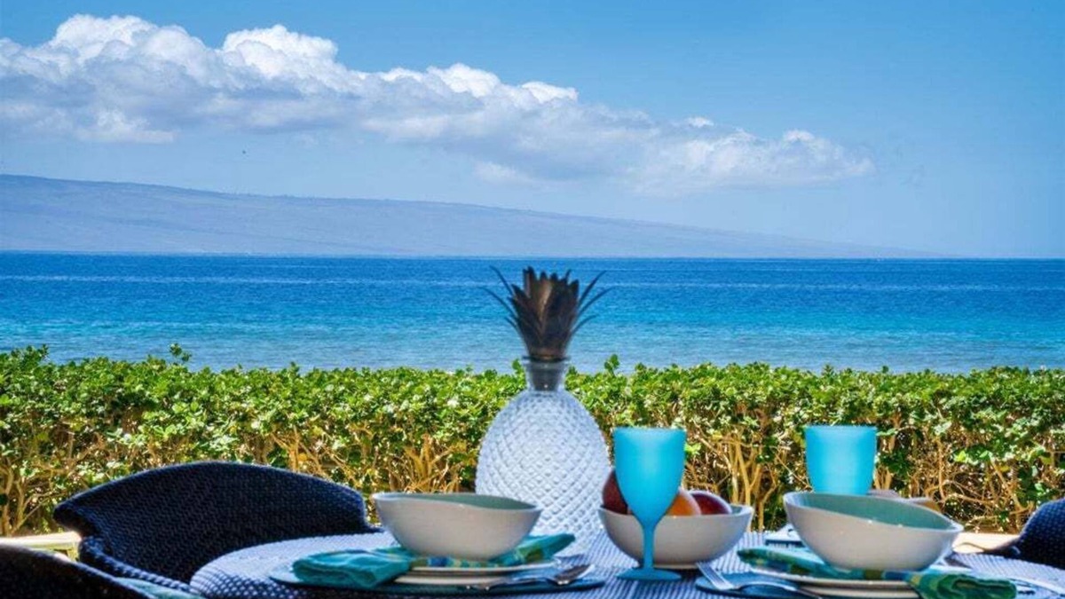 Lahaina Apartment | Mahana Beachfront Walkout