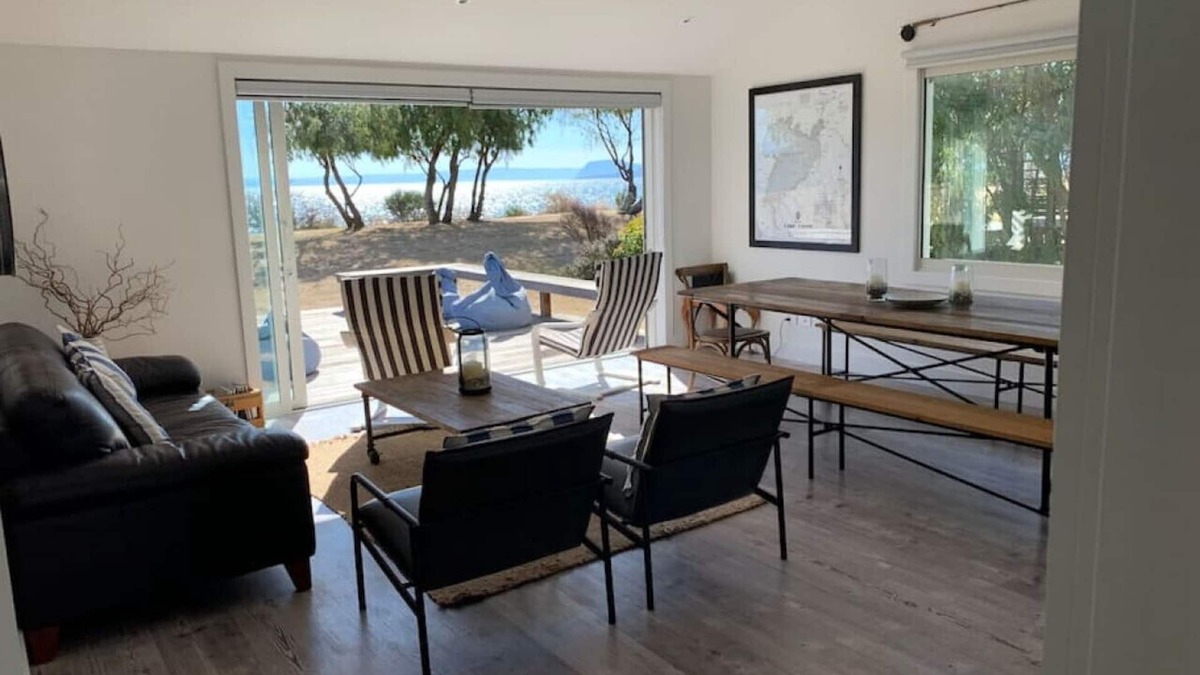 Waitahanui House | Mahuta · Lakefront, 5 Mile Bay - simply amazing!