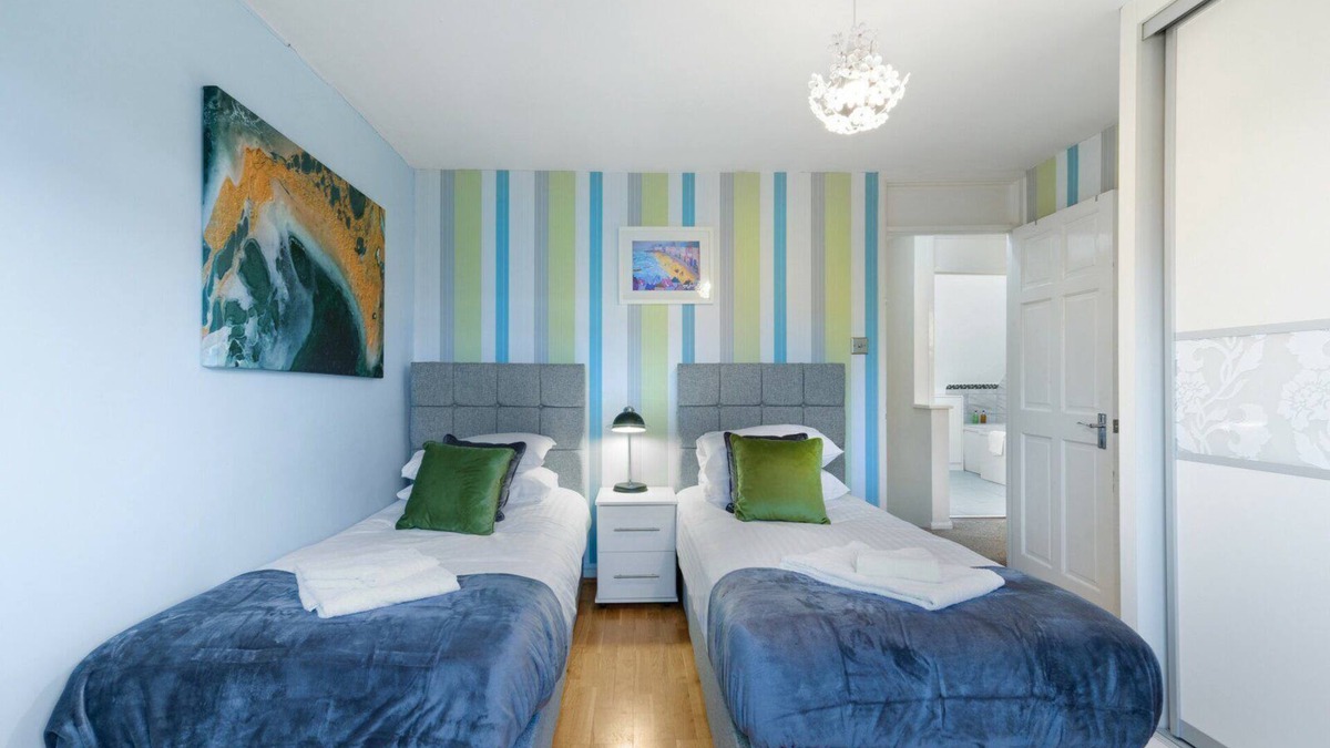 Maidenhead House | Maidenhead 4Bed, 2BA w/Parking