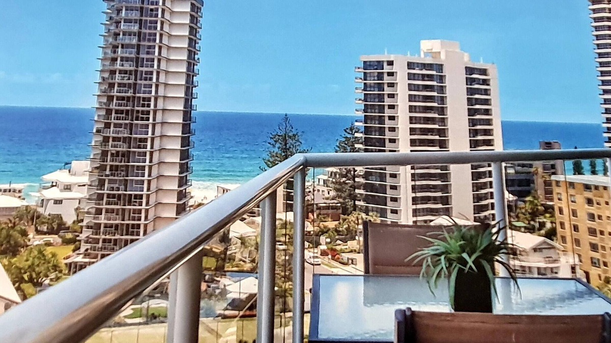 Main Beach Apartment | MAIN BEACH - 2 BR, 2 BATH APARTMENT