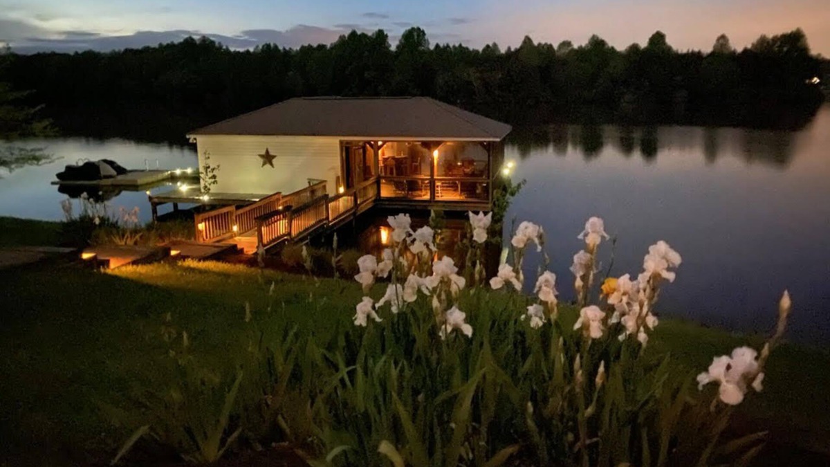 Livingston House | Main house & guest cottage on over 400 feet of waterfront on the public side