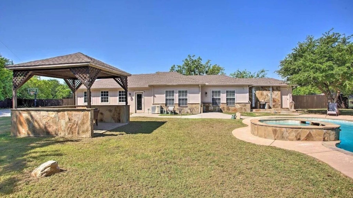 Allen Villa | Main House · Heated Pool~Pool Table~SPA~Home Theatre~Sleeps-20